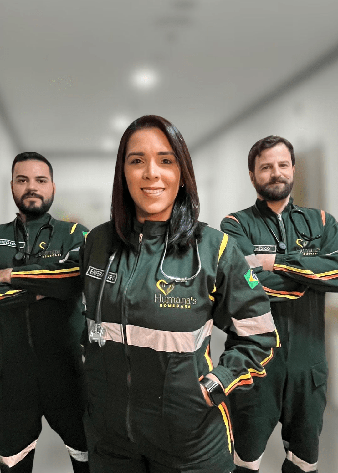 3 membros da equipe Humana´s trajados com o uniforme da empresa